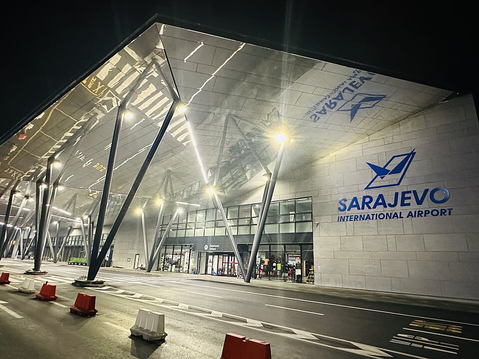 Exterior iluminado de la terminal del aeropuerto de Sarajevo