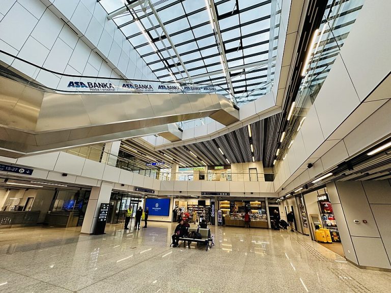 Cómo ir del aeropuerto de Sarajevo al centro: autobús, taxi y alternativas