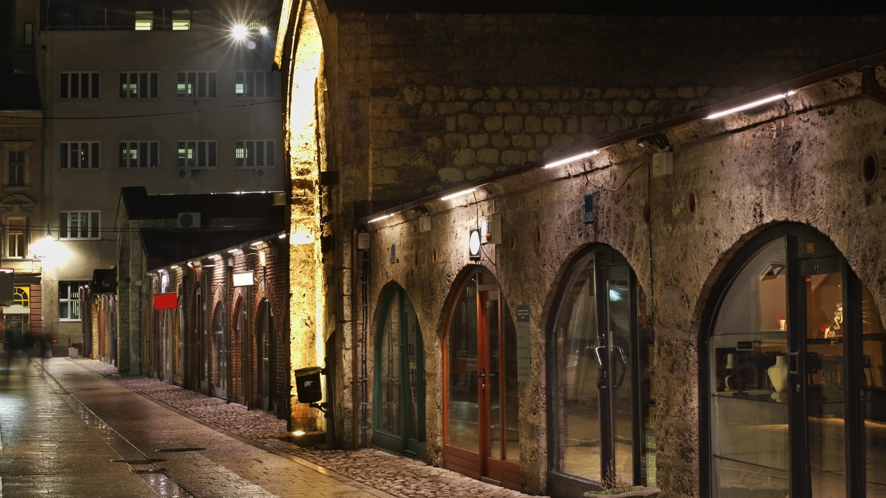 Locales y calles de Sarajevo al anochecer
