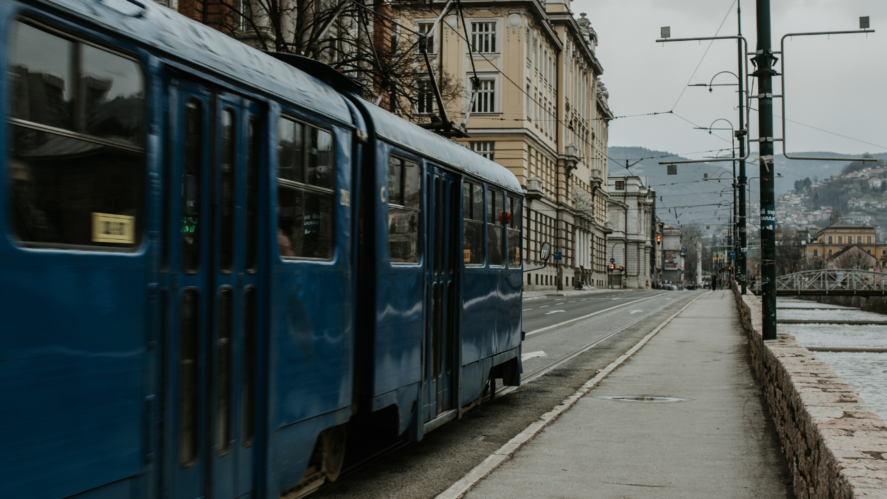Tranvía en una calle de Sarajevo