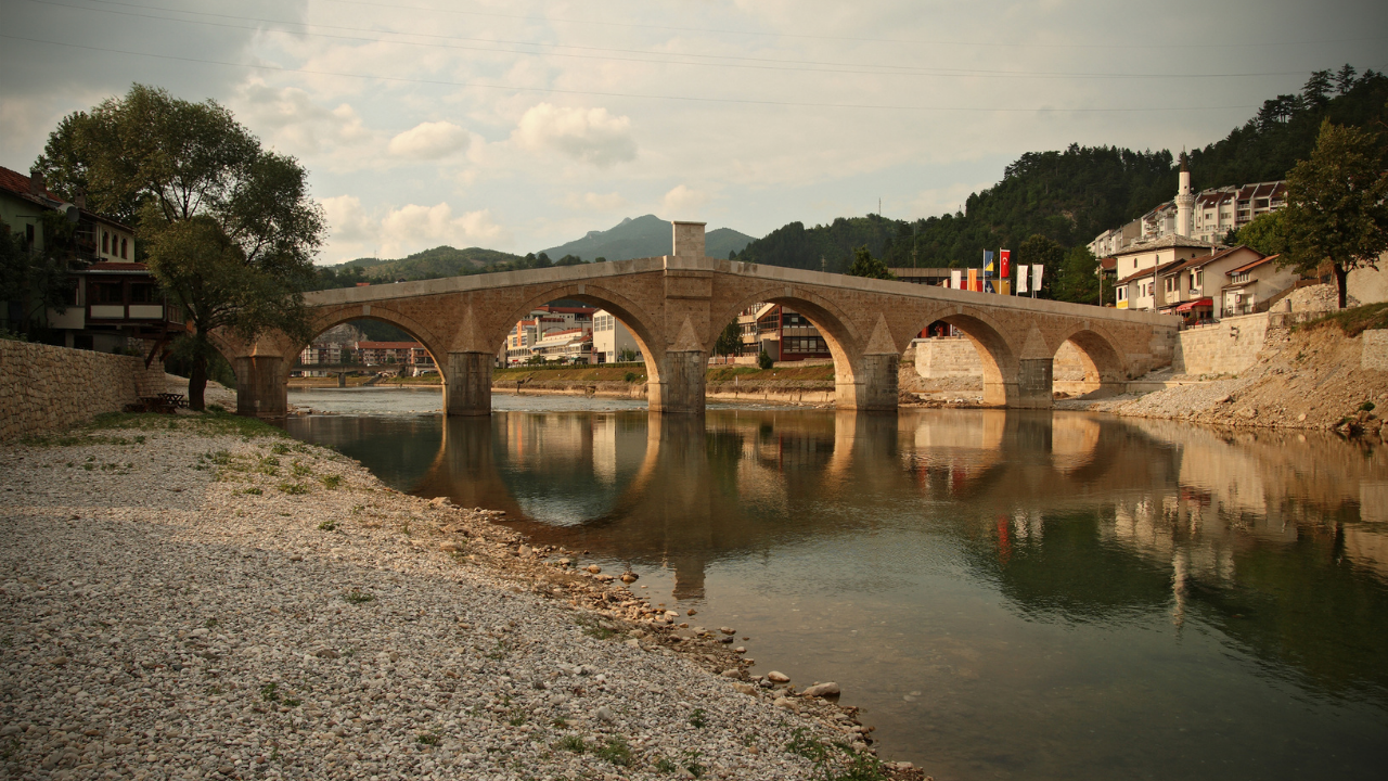 Puente de piedra de Konjic sobre el Neretva