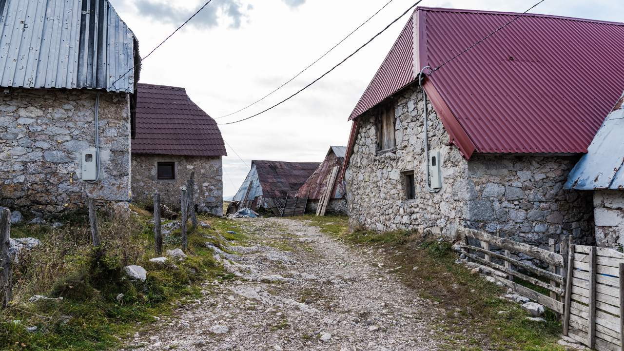 Casas de piedra y camino en Lukomir