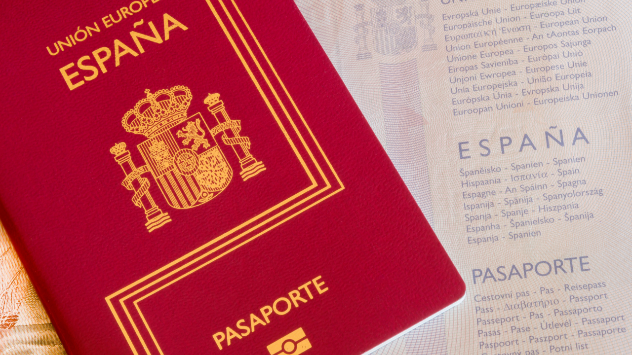 Pasaporte español junto a documentación de viaje