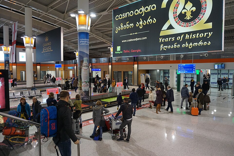 Interior de la terminal del aeropuerto de Tiflis