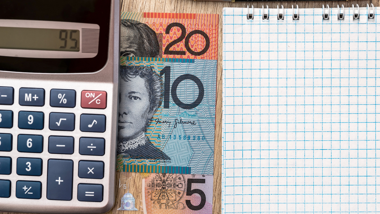 Calculadora, billetes de lari y hoja de cuentas