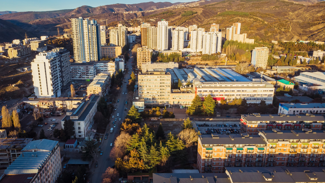 Vista de un barrio con bloques de viviendas en Tiflis