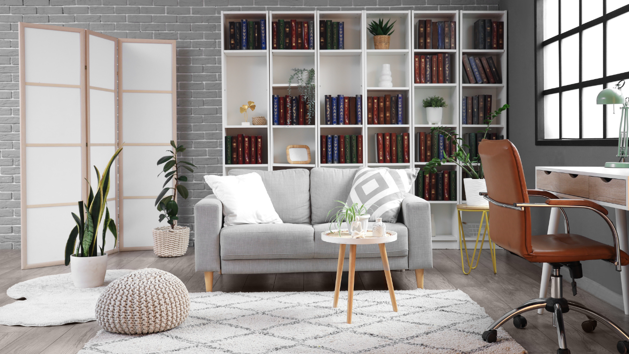 Salón con sofá y espacio de escritorio