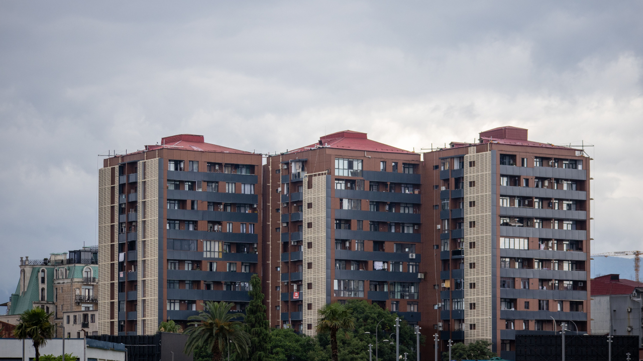 Bloques de apartamentos bajo un cielo nublado