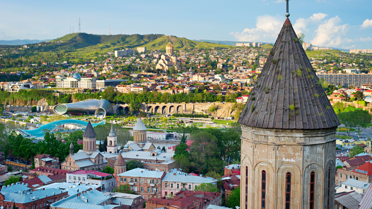 Panorámica de Tiflis con el río y las colinas