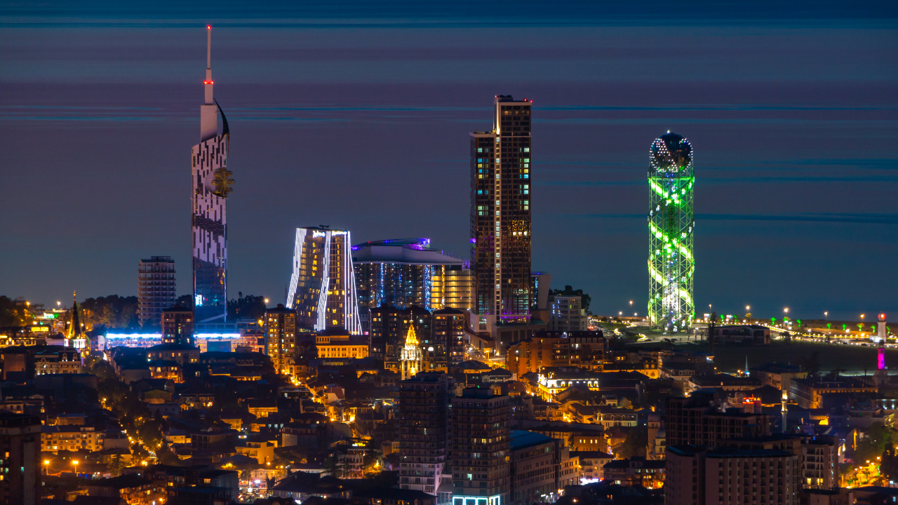 Edificios iluminados en el centro de Batumi