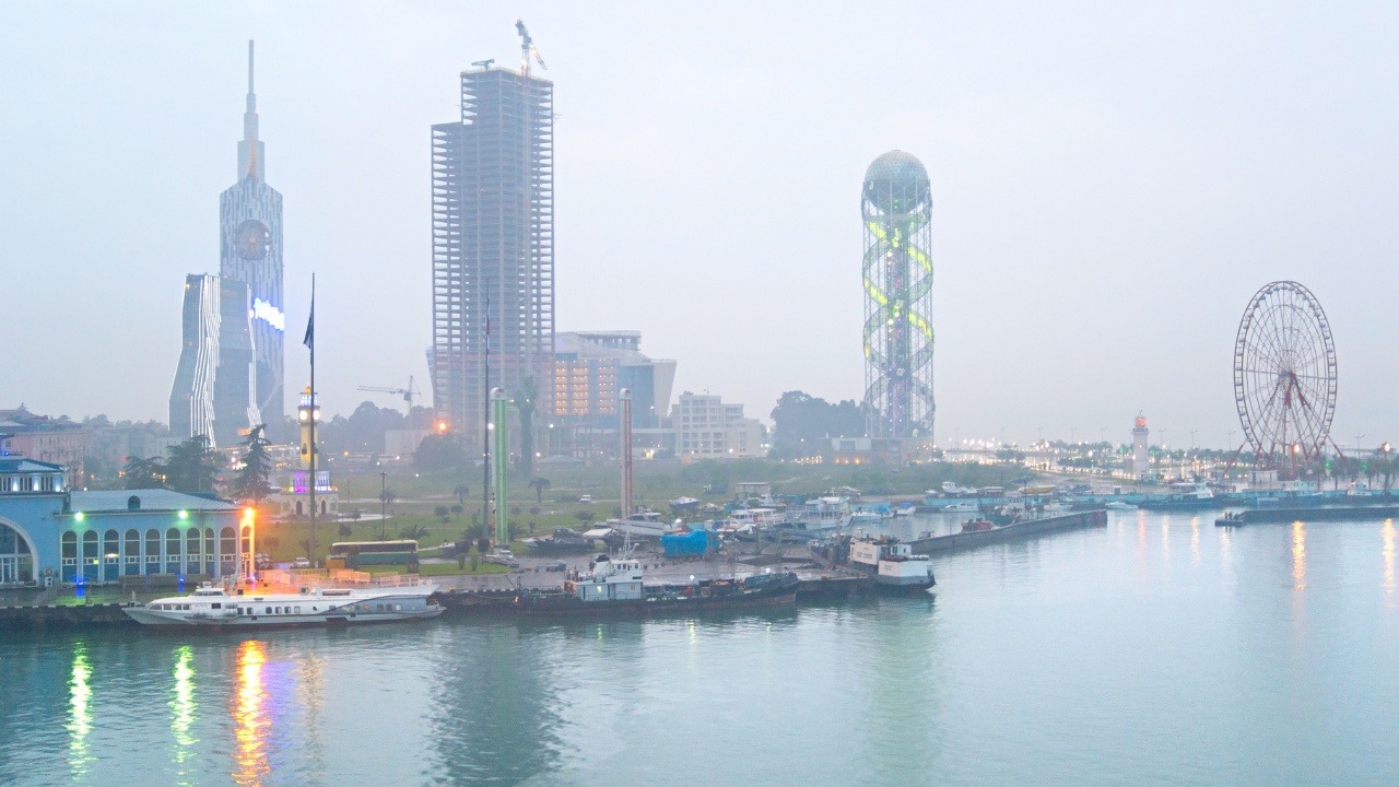 Paseo marítimo y edificios de Batumi en un día de niebla