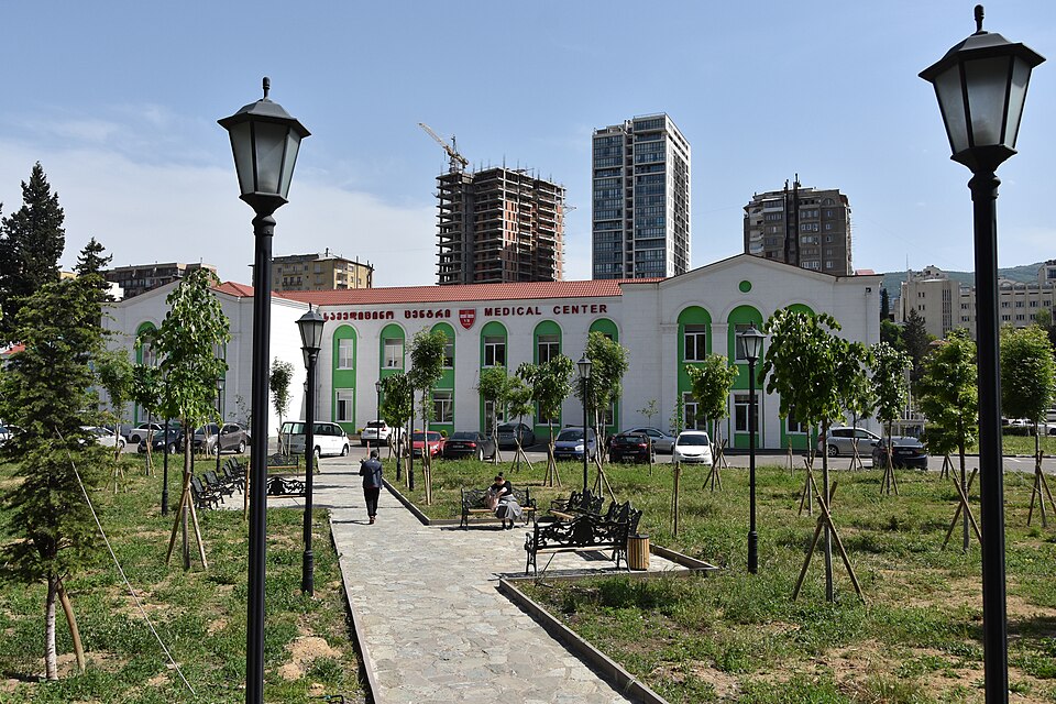 Fachada y acceso ajardinado de un centro hospitalario de Tiflis