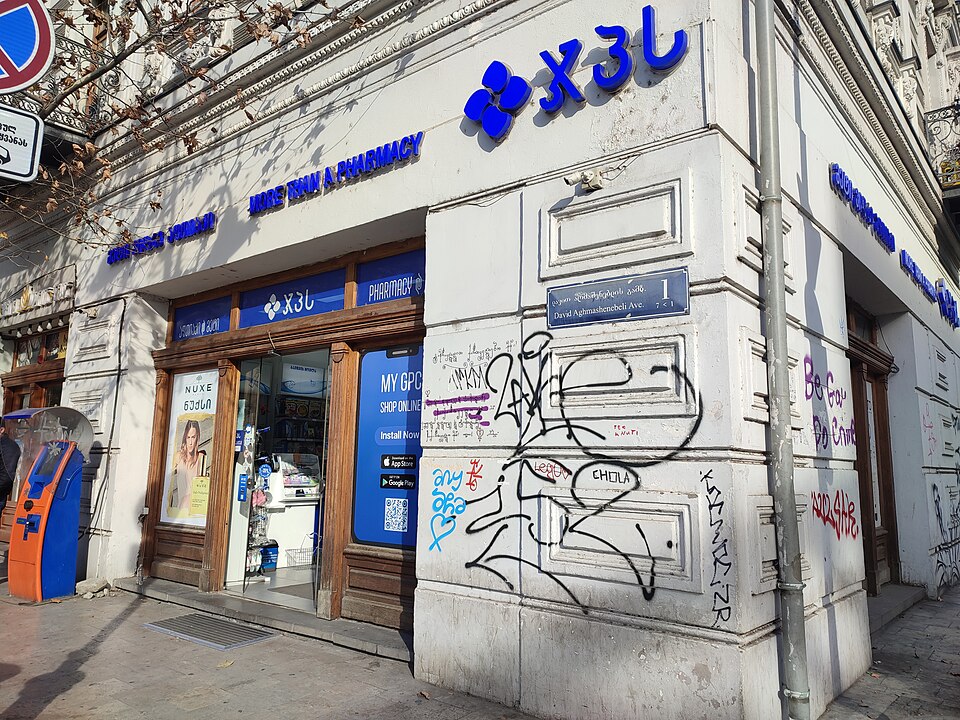 Fachada de una farmacia en Tiflis