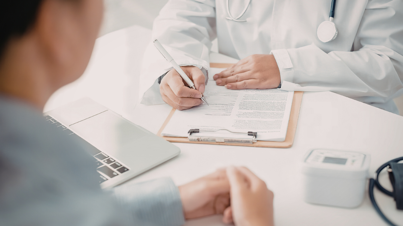 Profesional sanitario atendiendo una consulta