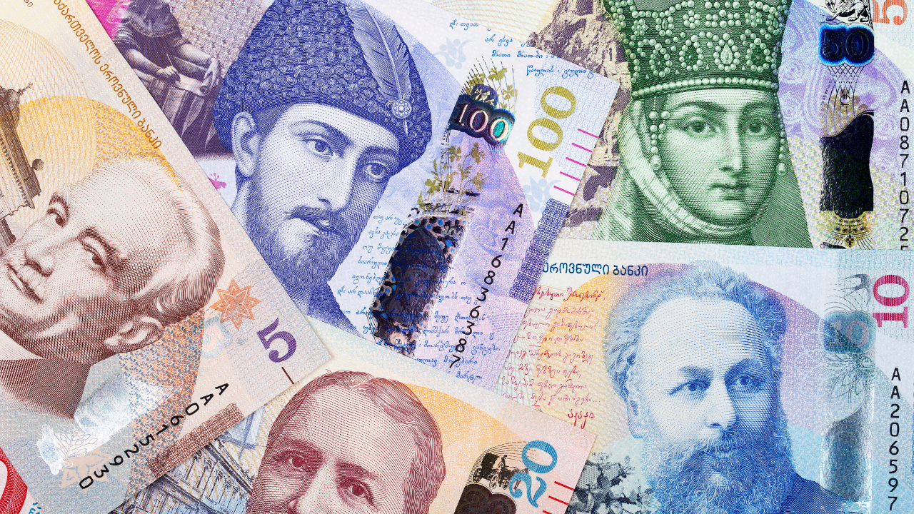 Billetes georgianos de distintas denominaciones en laris