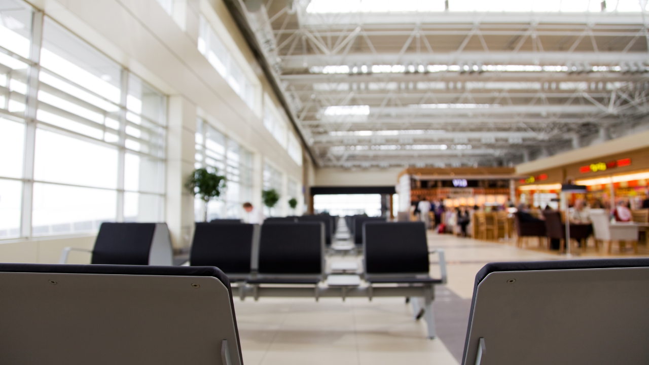 Sala de espera de una terminal de aeropuerto