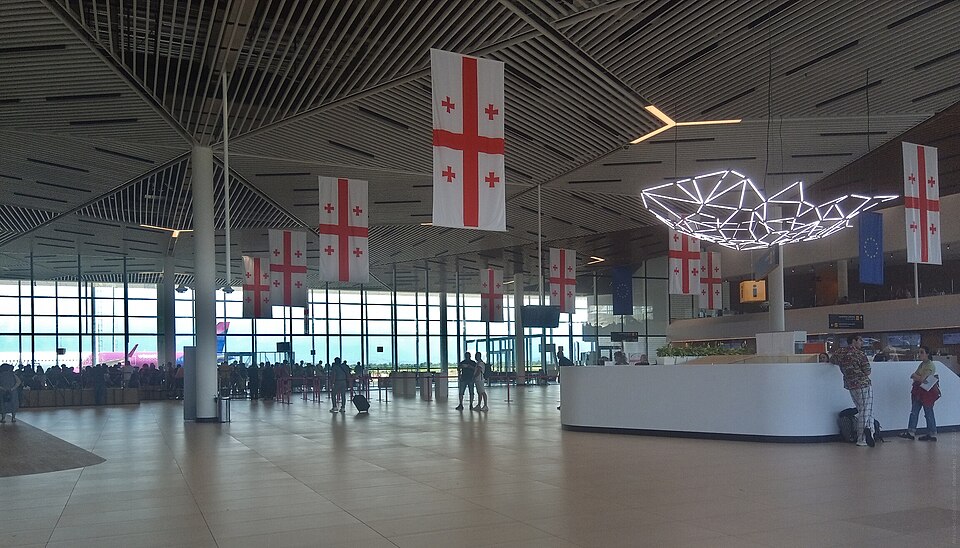 Interior de la terminal del aeropuerto de Kutaisi