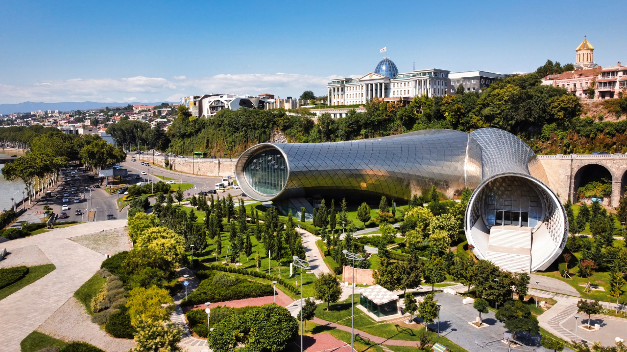 Parque Rike y edificios de Tiflis