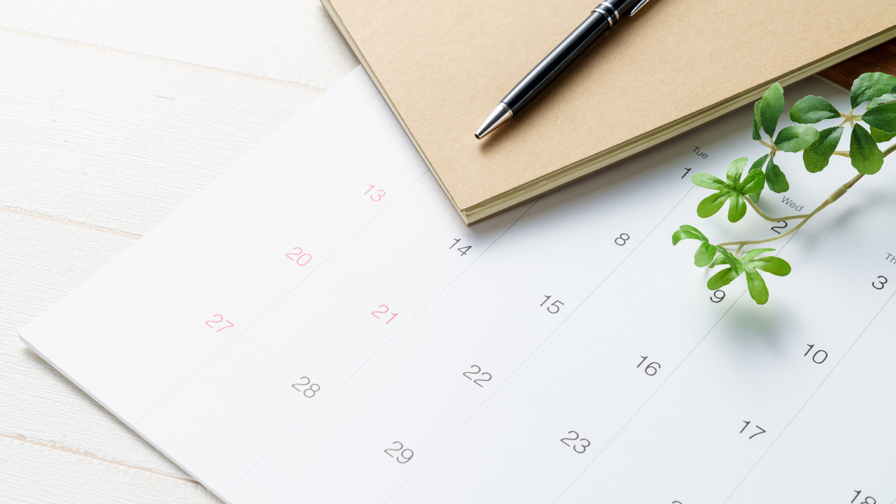Calendario de papel y cuaderno sobre una mesa