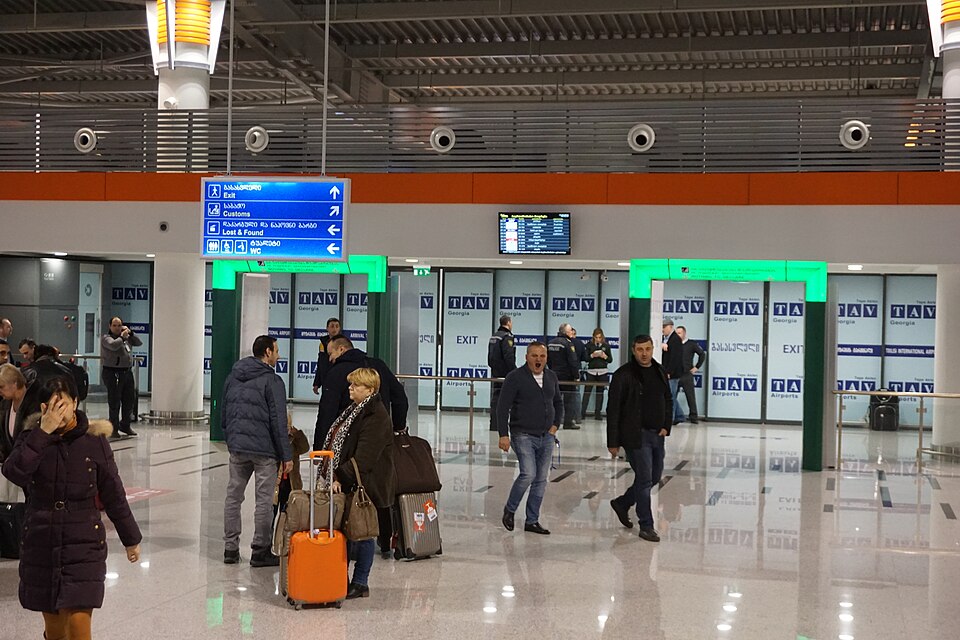Vestíbulo de la terminal del aeropuerto de Tiflis
