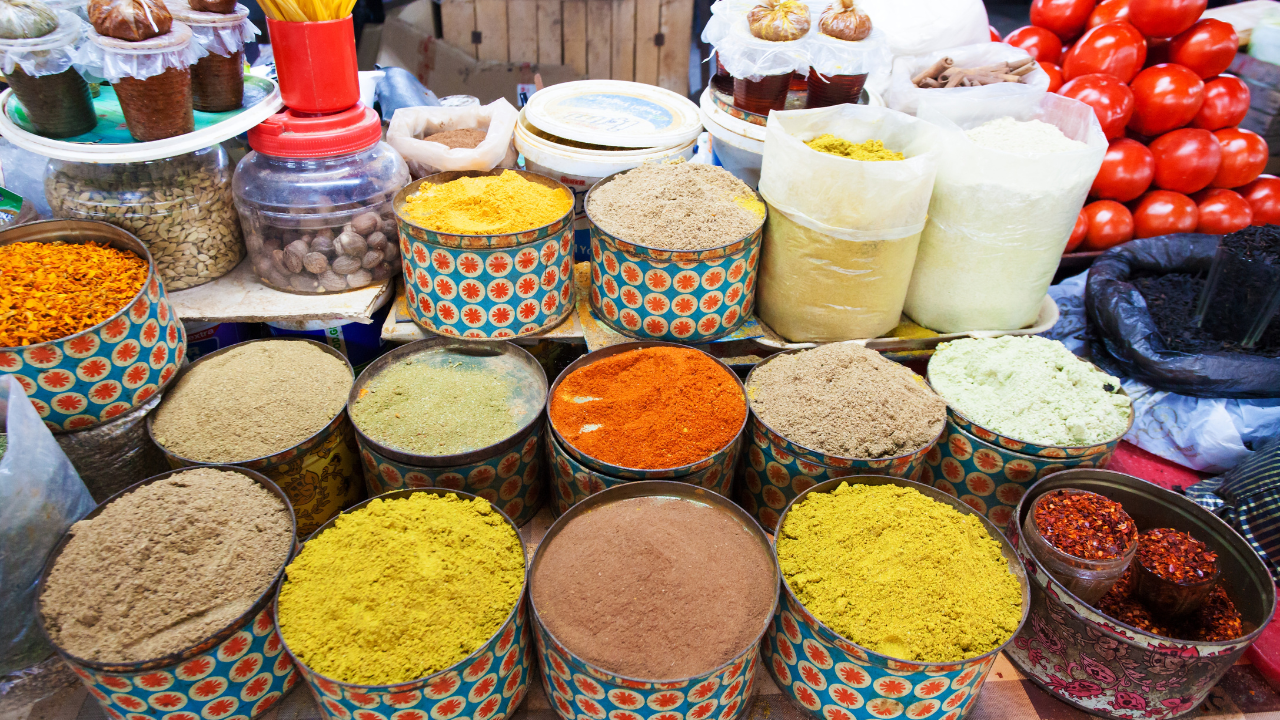 Puesto de mercado con especias y alimentos a granel