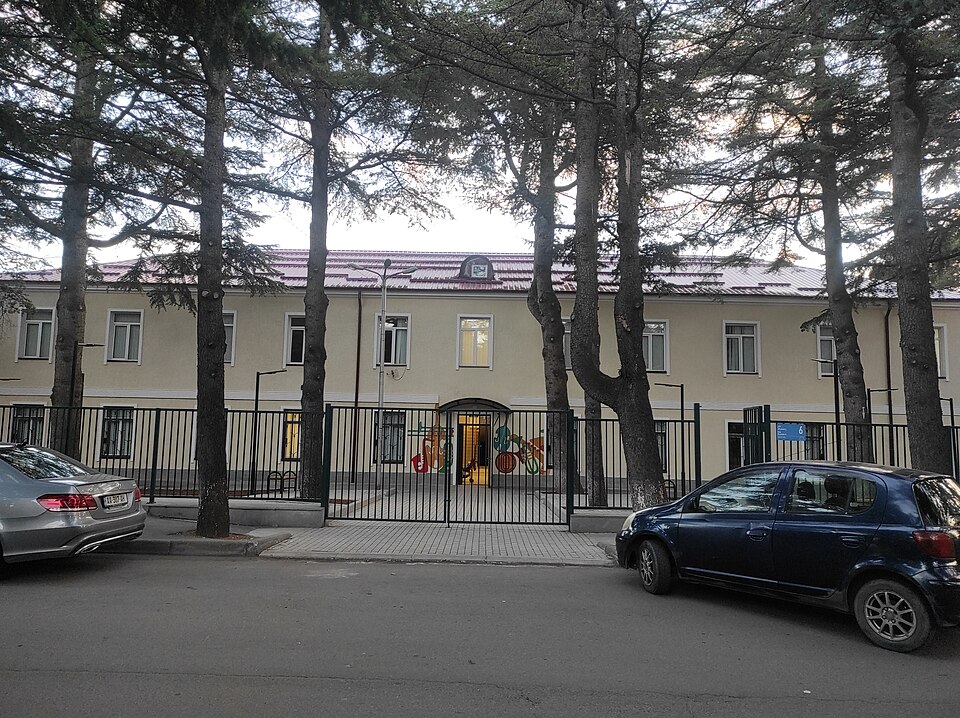 Fachada de la escuela de arte Otar Taktakishvili n.º 19 en Tiflis