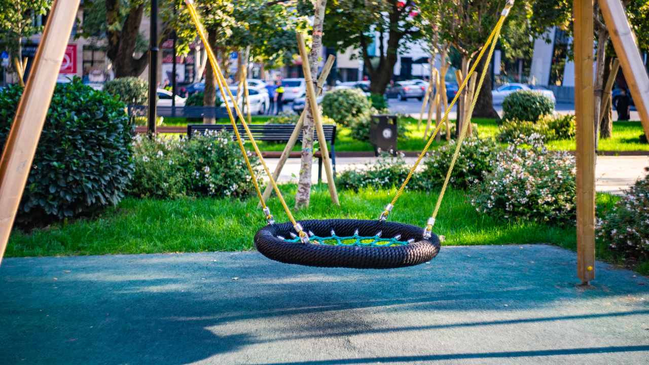 Columpios en una zona de juegos infantil