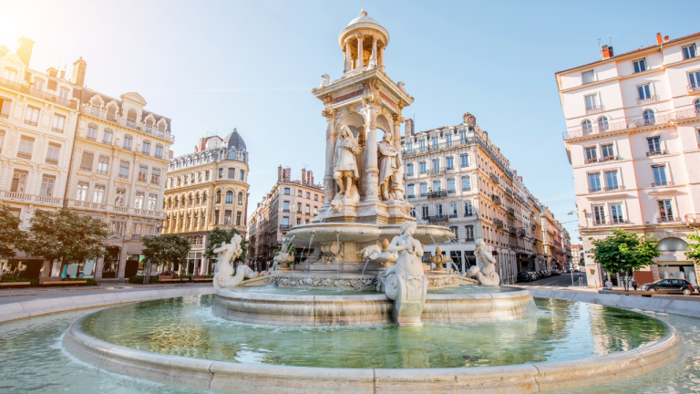 Málaga–Lyon: vuelos directos y tres noches por 140,50 € por persona para descubrir una ciudad de pasadizos y dos ríos