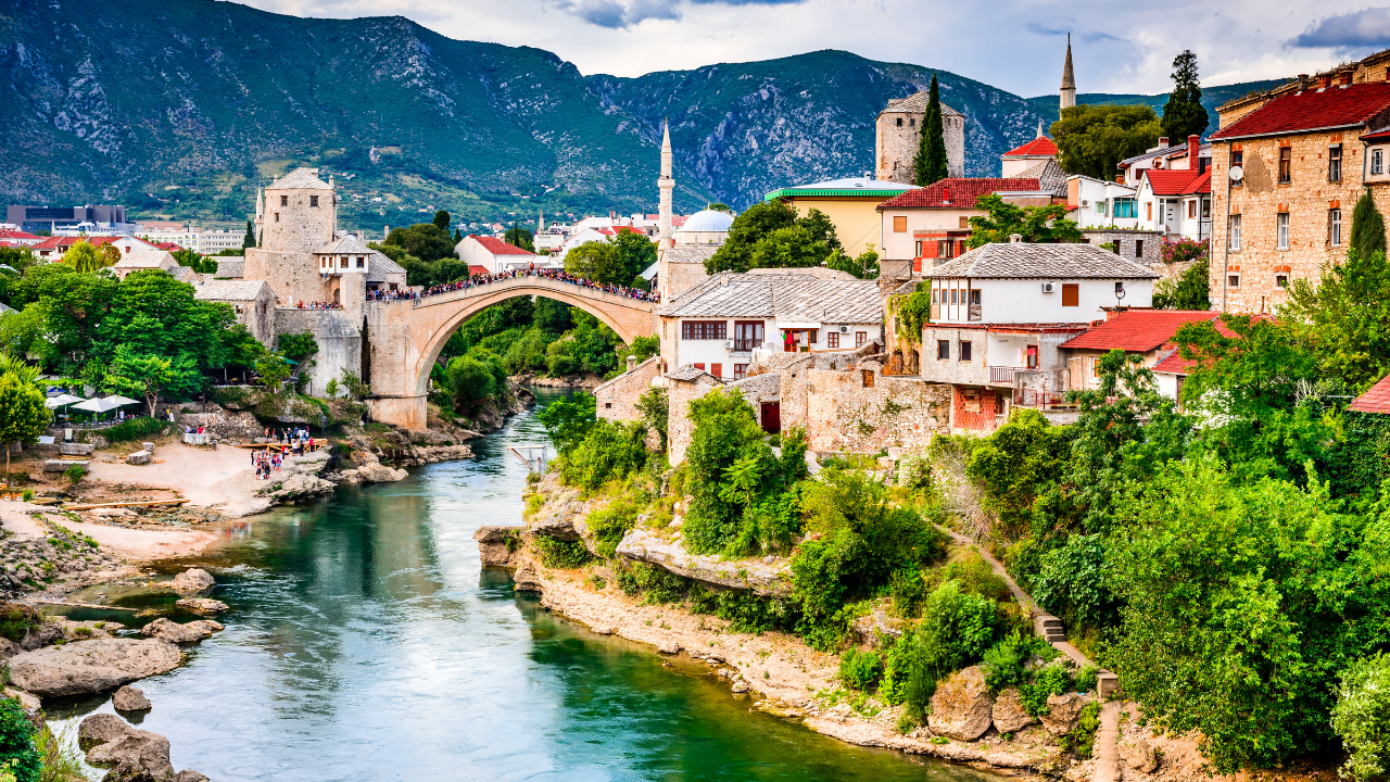 Puente Viejo de Mostar sobre el Neretva