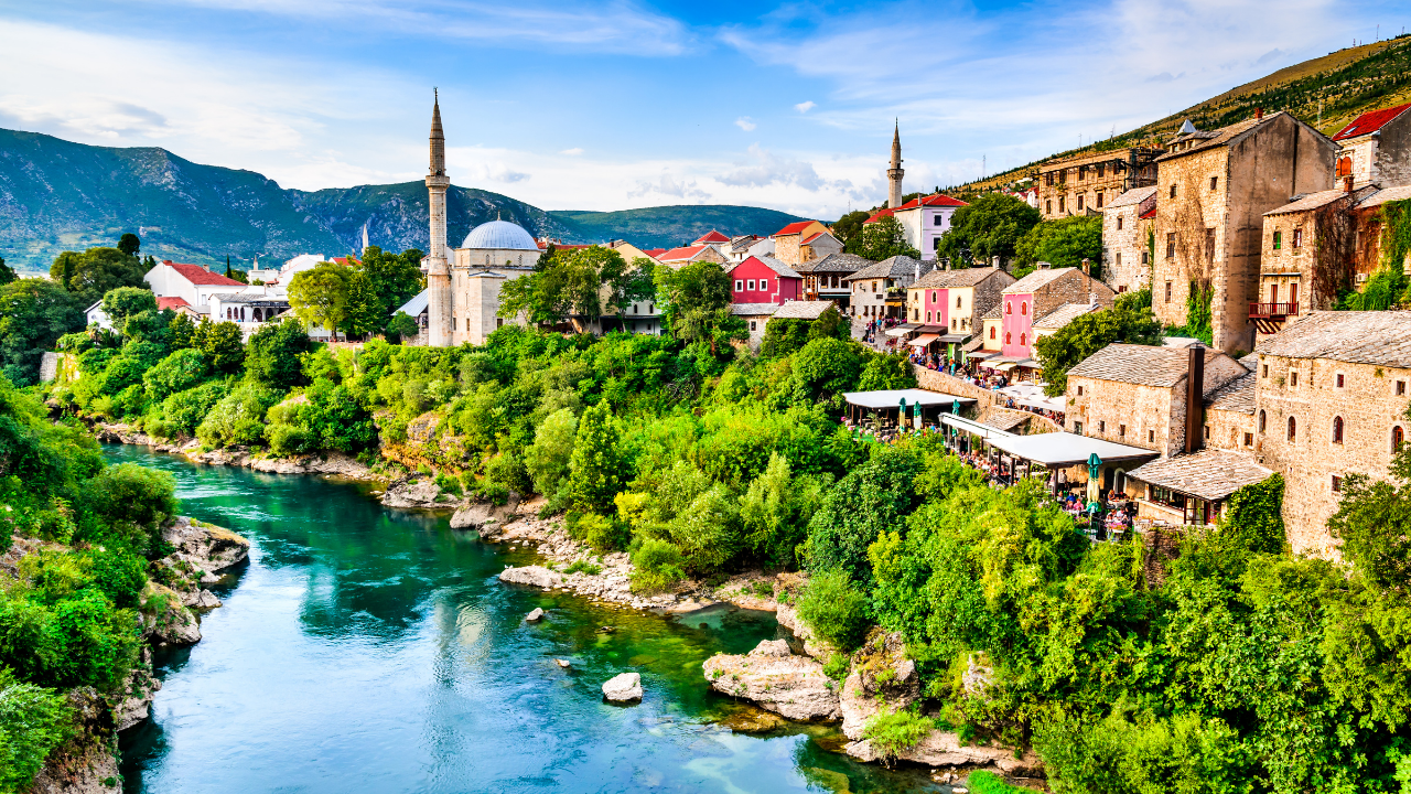 El río Neretva y las terrazas del casco antiguo de Mostar