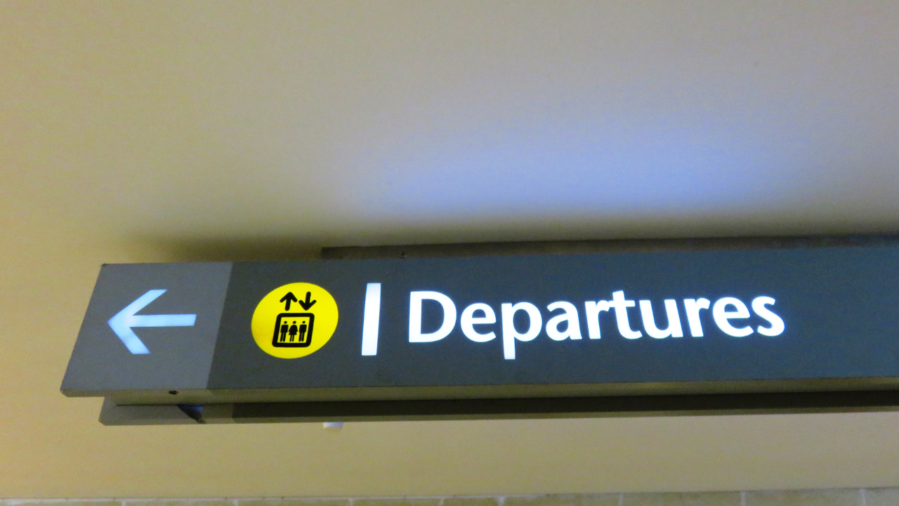 Señal de salidas en una terminal de aeropuerto