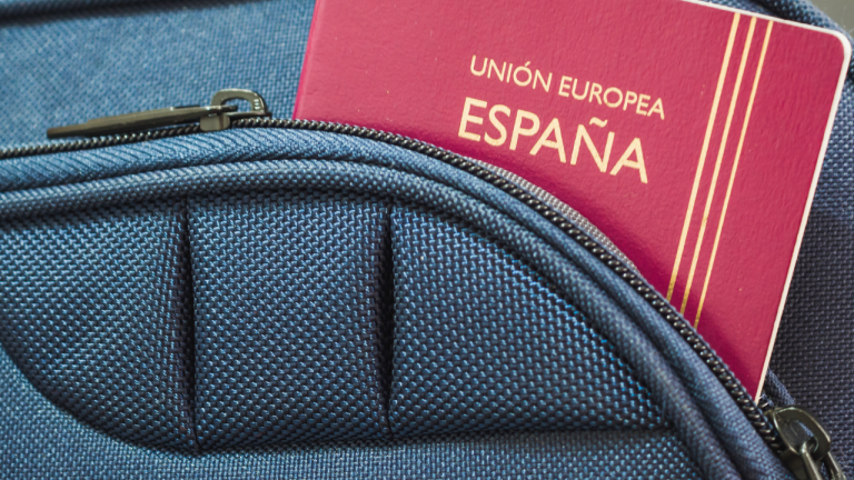 Pasaporte español preparado para un viaje