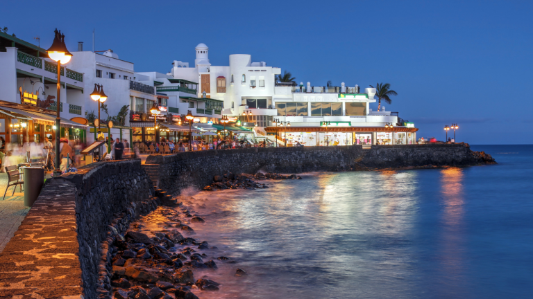 Playa Blanca desde Madrid: vuelos directos y cuatro noches en Lanzarote por 270,50 € por persona
