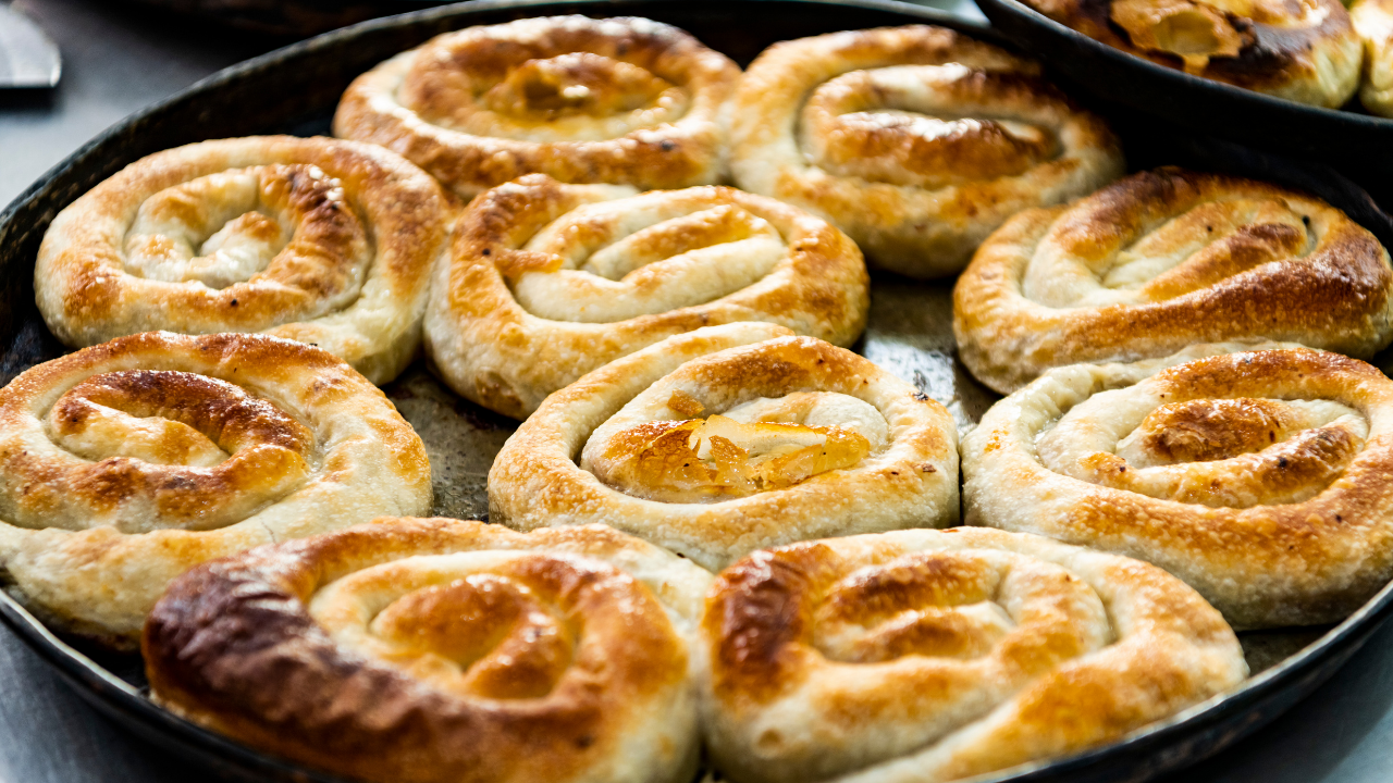 Porciones de pita enrollada en una bandeja