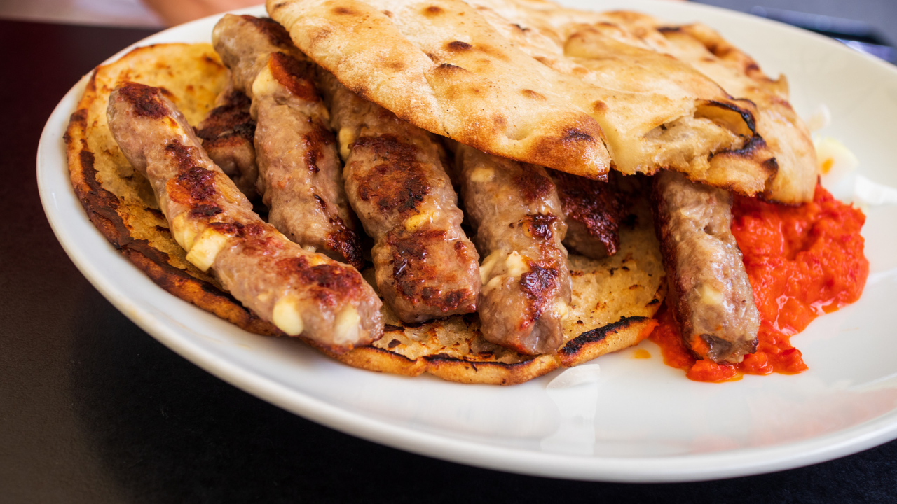 Ración de ćevapi con pan