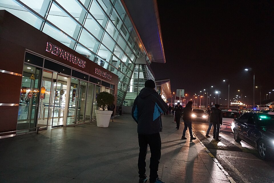 Acceso nocturno a la zona de salidas del aeropuerto de Tiflis