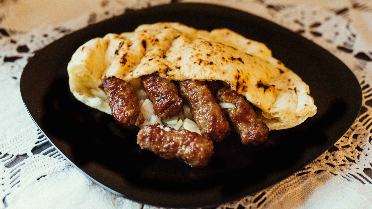 Ćevapi servidos dentro de pan
