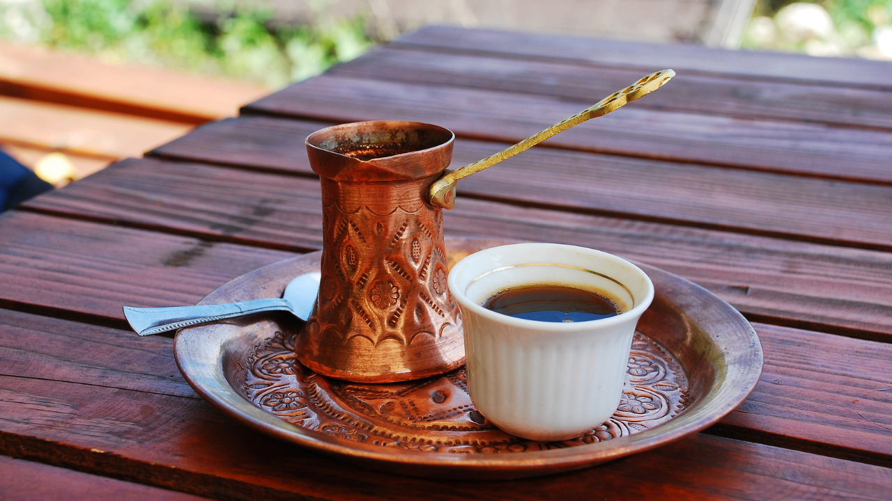 Café servido junto a una džezva de cobre
