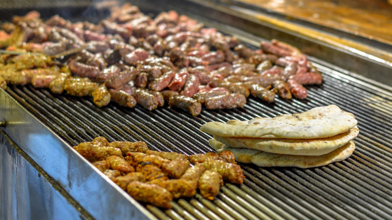 Qué comer en Sarajevo: platos bosnios y cómo pedir sin acabar siempre en la parrilla