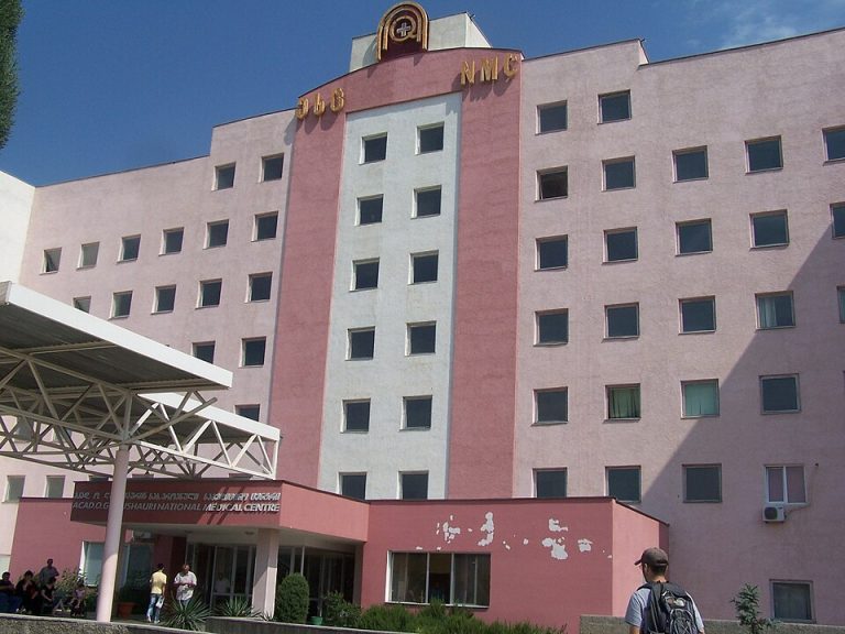 Fachada del hospital Ghudushauri de Tiflis