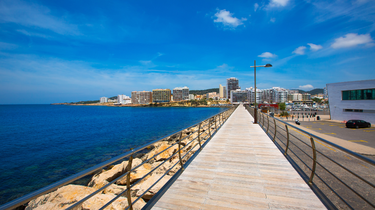 Ibiza en noviembre: cuatro noches con desayuno y cena por 190 € por persona
