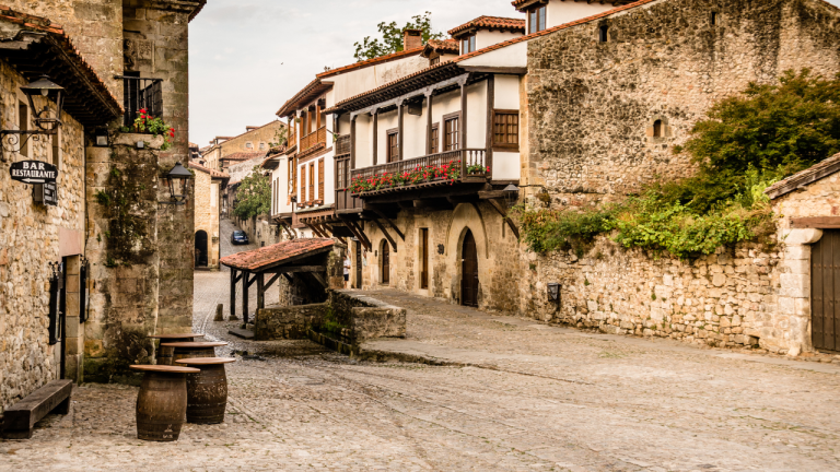 Santillana del Mar: dos noches por 50 € por persona para una escapada histórica en Cantabria