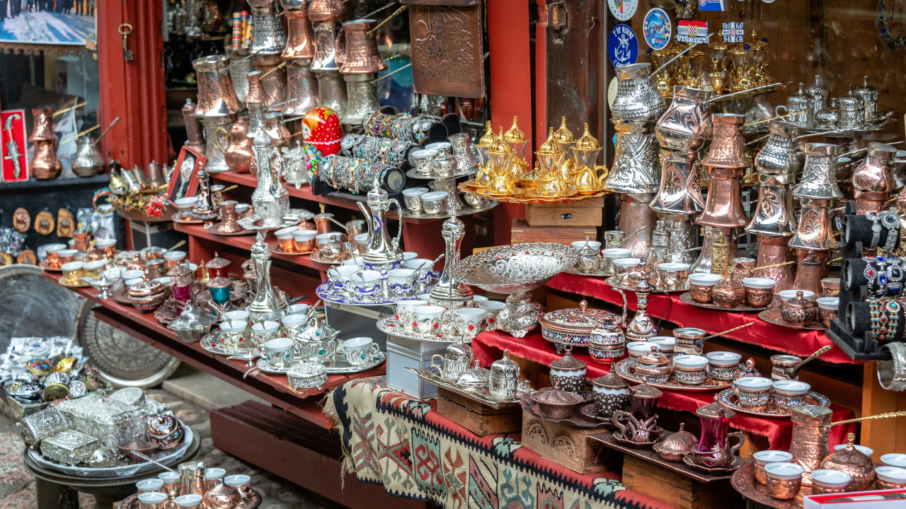 Objetos de cobre y juegos de café en una tienda del bazar