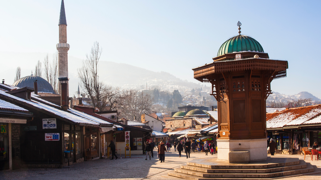 Sebilj y calles de Baščaršija en Sarajevo
