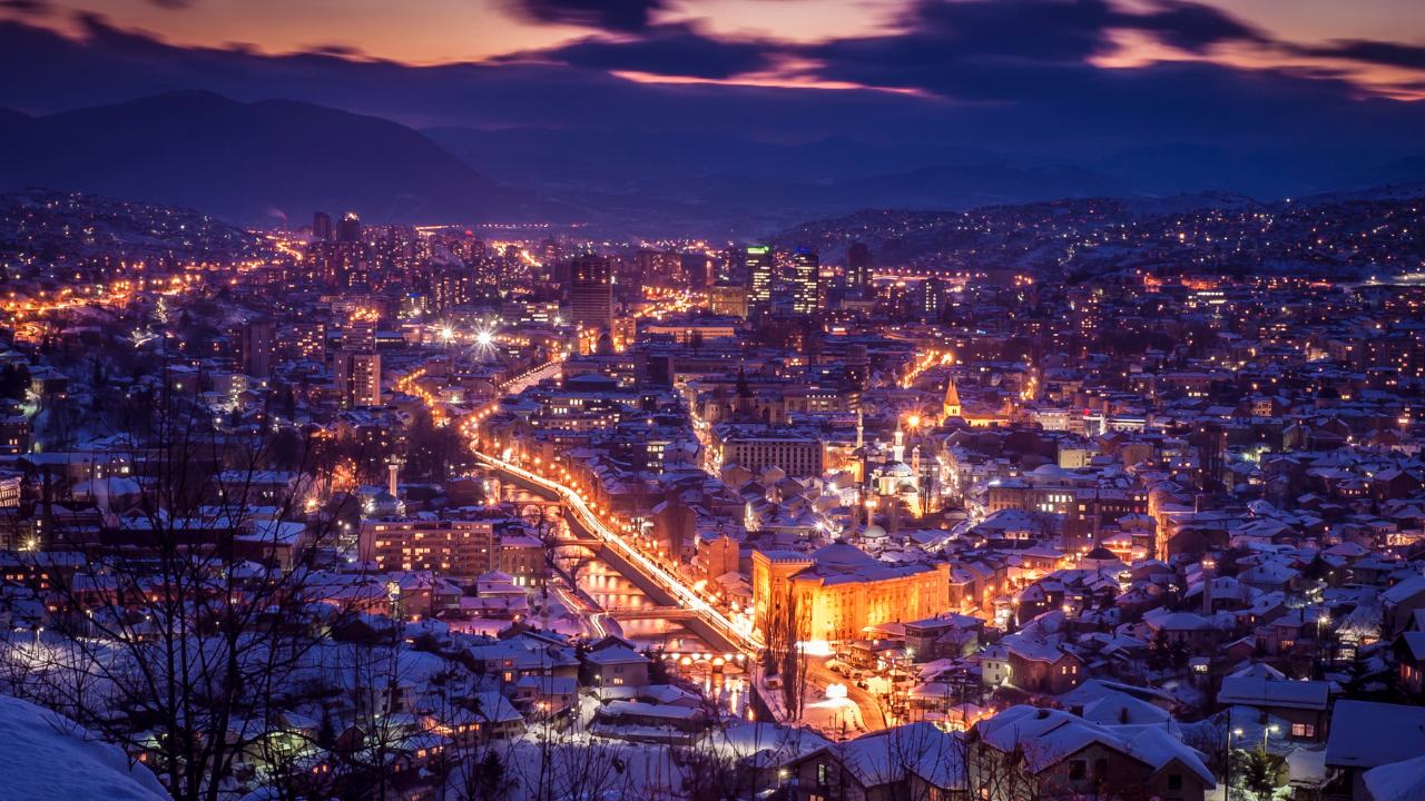 Sarajevo iluminada al anochecer