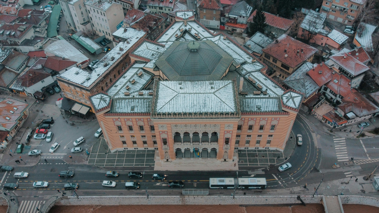 Vista aérea del Ayuntamiento de Sarajevo