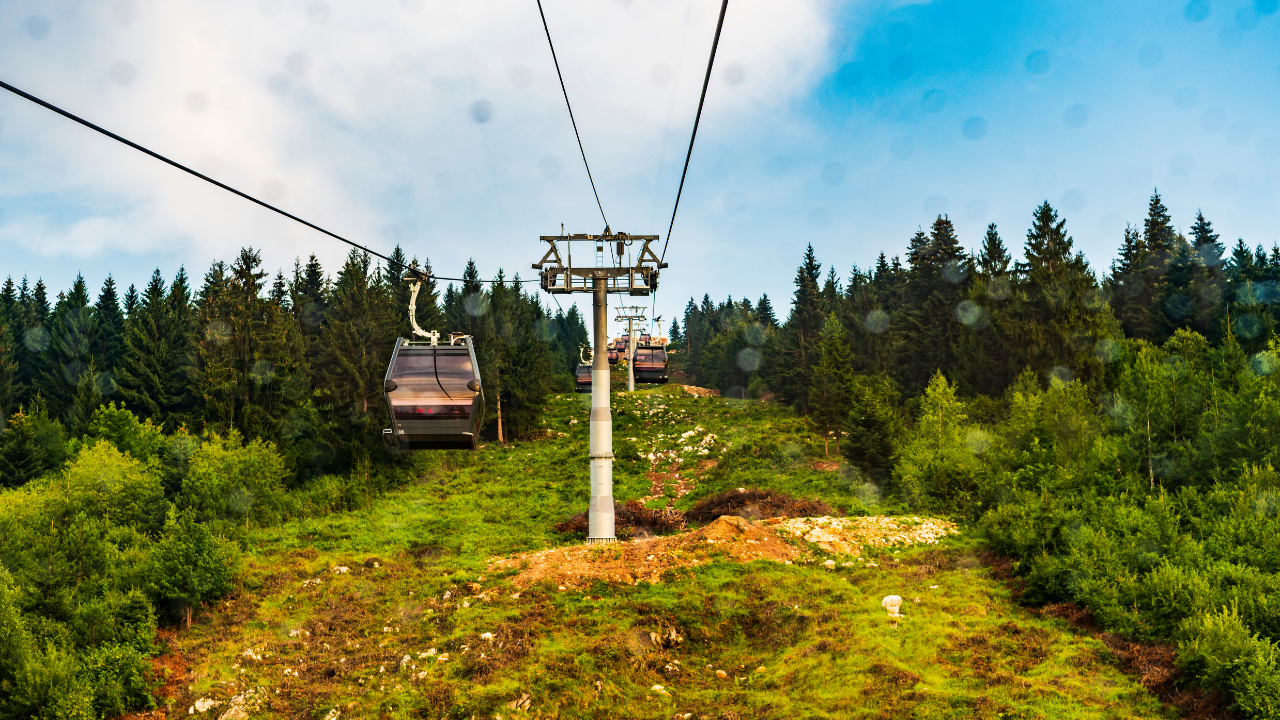 Cabinas del teleférico sobre el bosque de Trebević