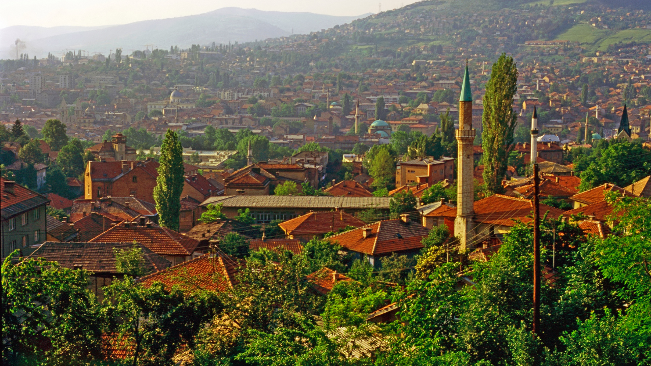 Tejados y minaretes de Sarajevo entre las laderas