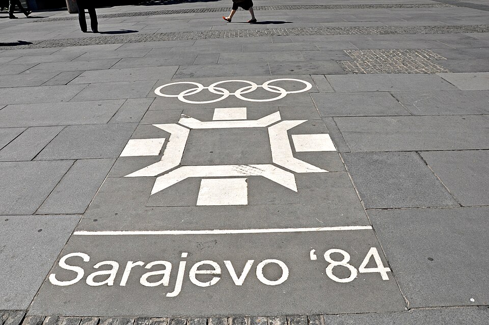 Emblema de Sarajevo 84 y aros olímpicos en el pavimento