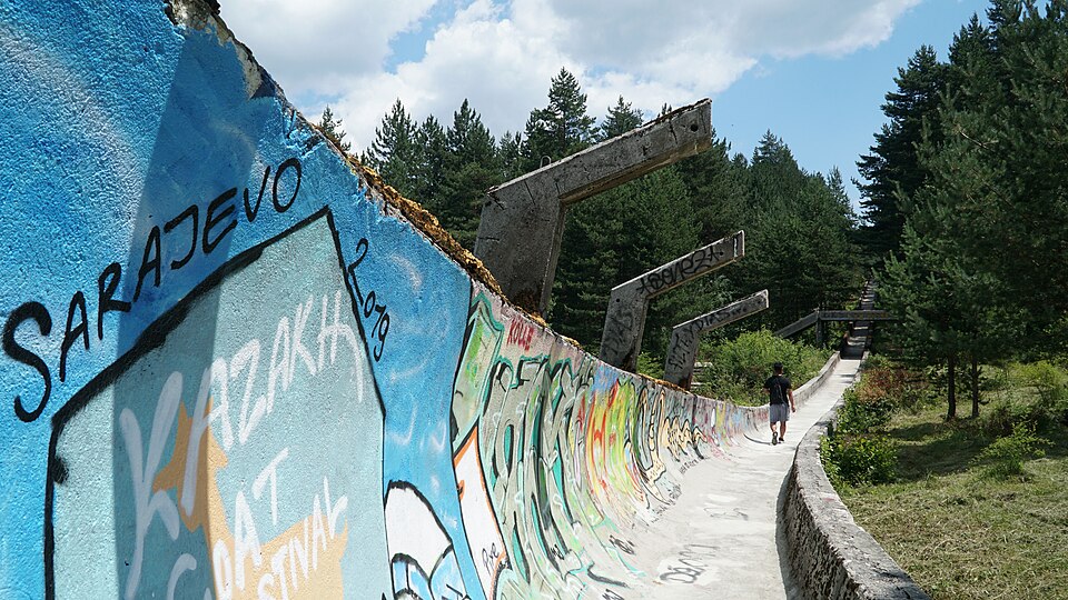 Curva de la antigua pista de bobsleigh de Trebević, cubierta de grafitis